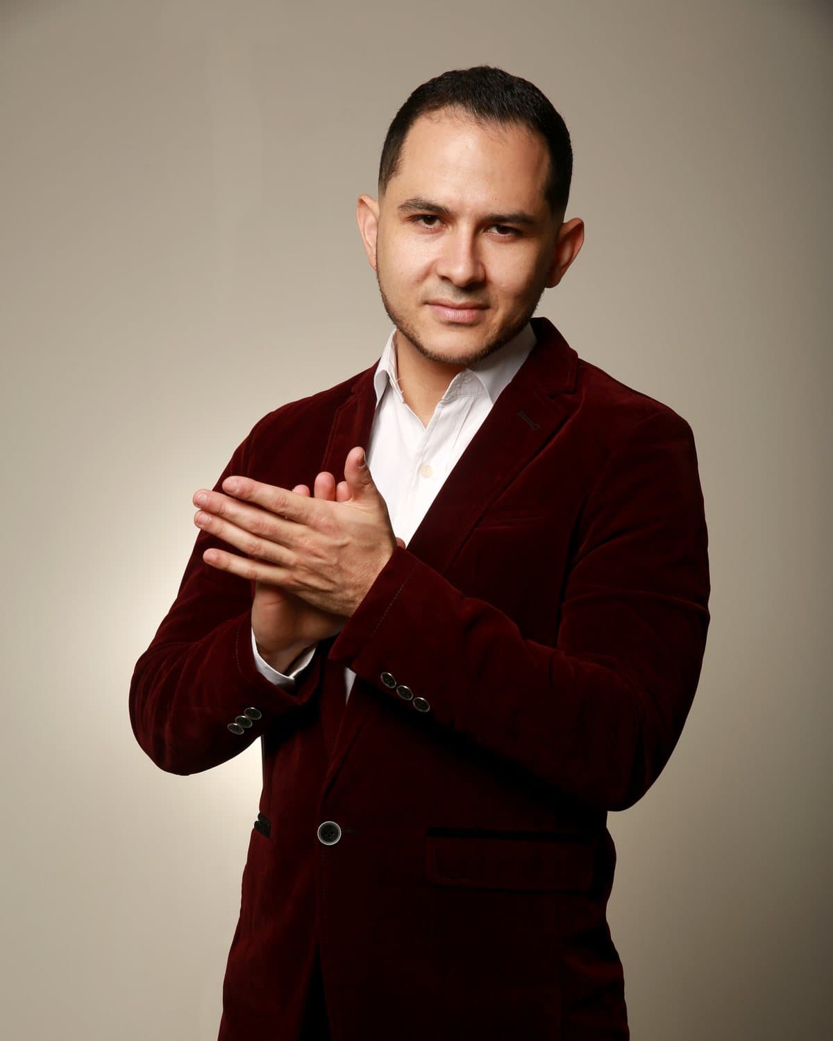 Dr. Pedro León Amaya con saco de terciopelo burdeos