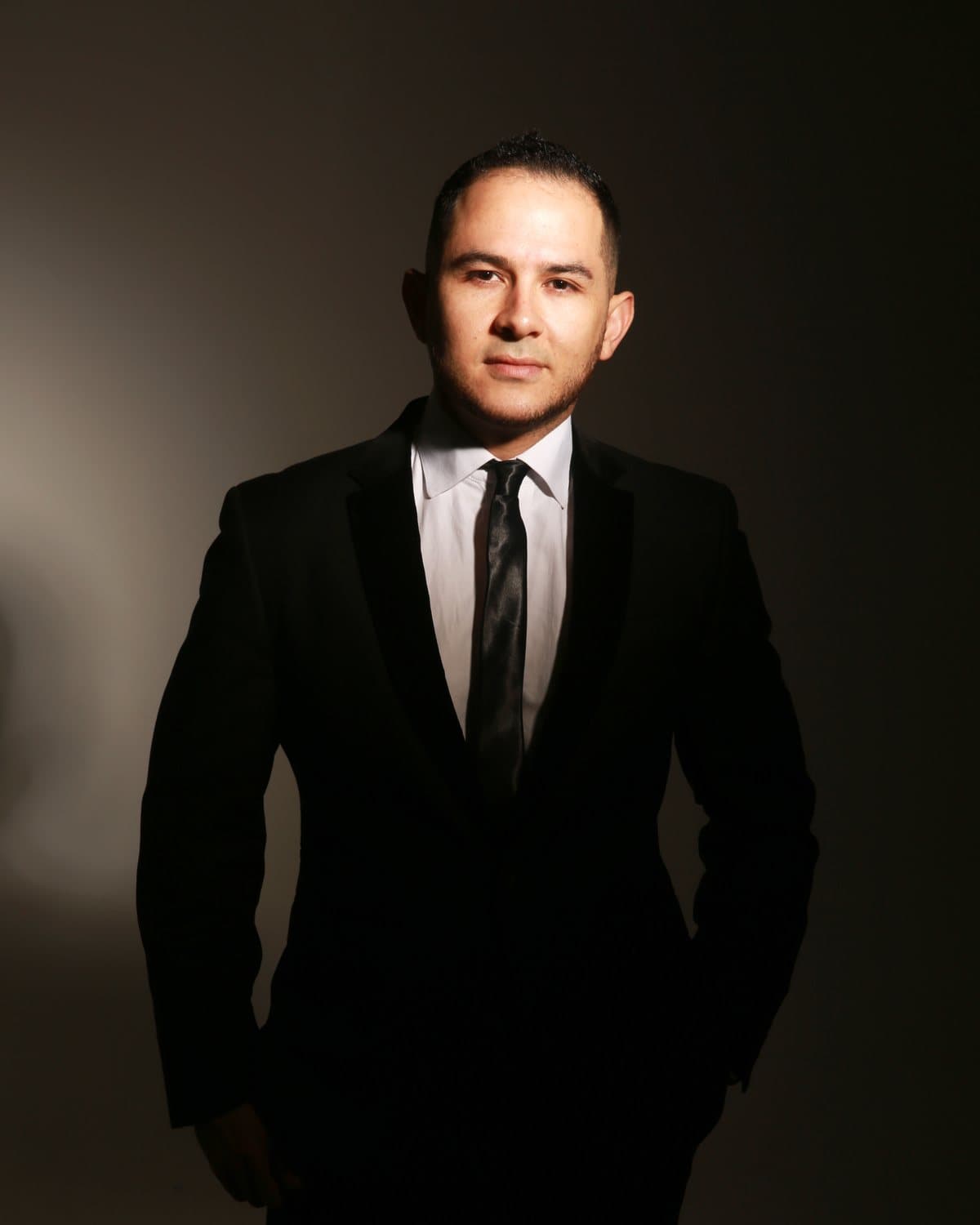Dr. Pedro León Amaya con traje oscuro